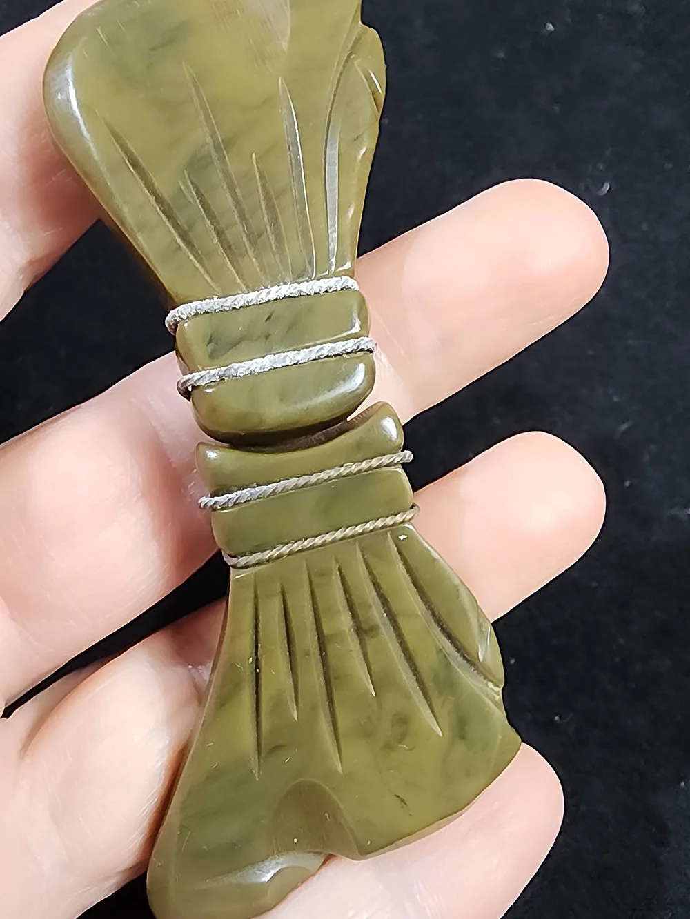 VINTAGE 40s/ 50s TESTED BAKELITE HUGE BOW BELT BUCKLE CARVED OLIVE GREEN RARE